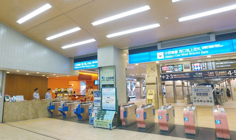 小田急線 新宿駅西口地上改札の様子